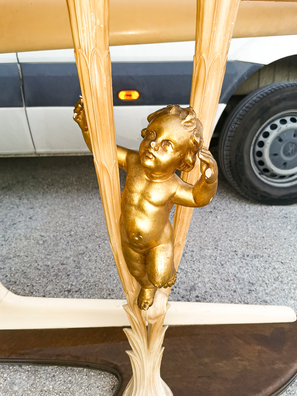 Consolle in pergamena e legno con  putti dorati e piano in vetro firmata Associazione Artigiani Canturini  Italia 1950