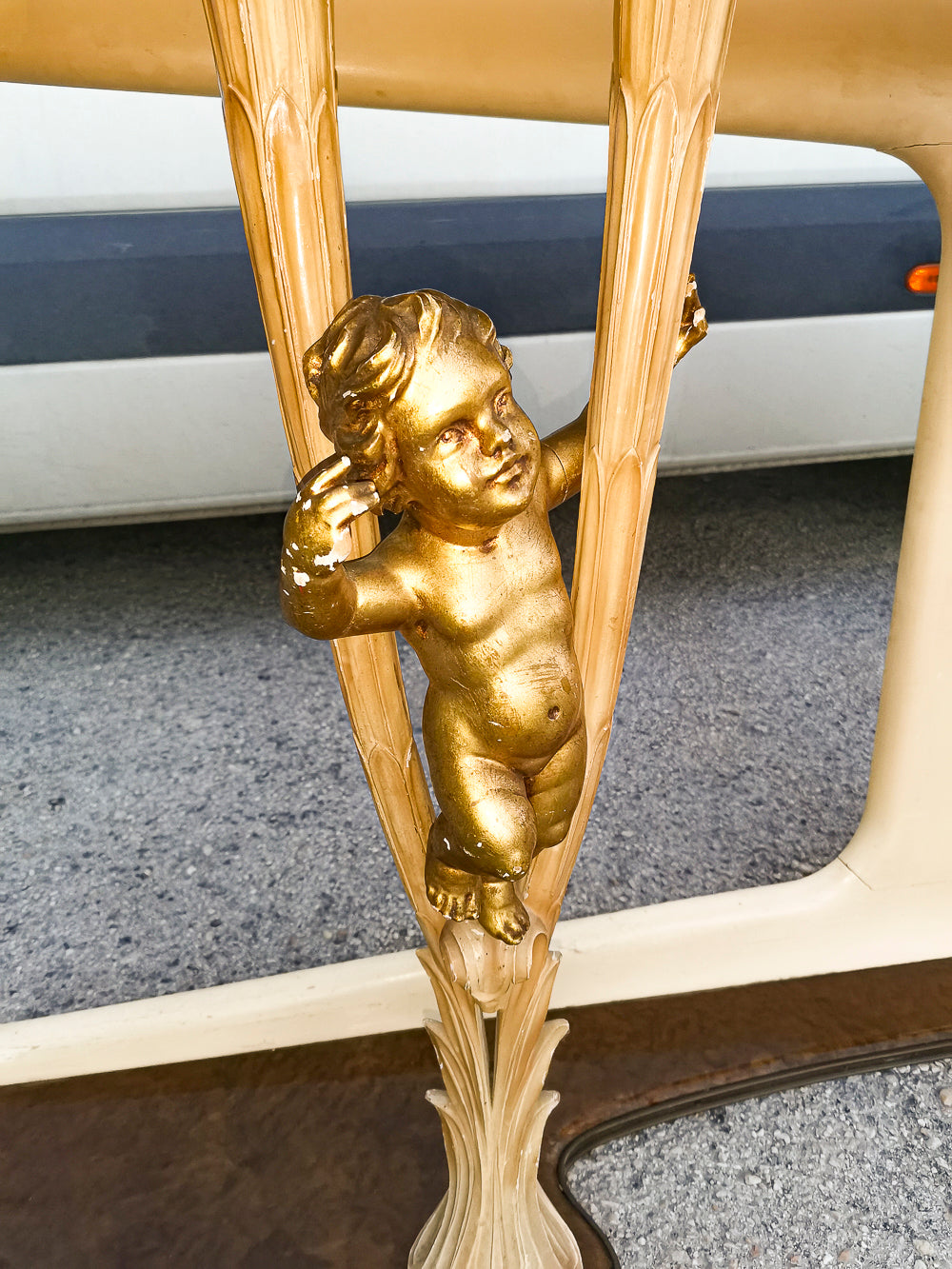 Consolle in pergamena e legno con  putti dorati e piano in vetro firmata Associazione Artigiani Canturini  Italia 1950