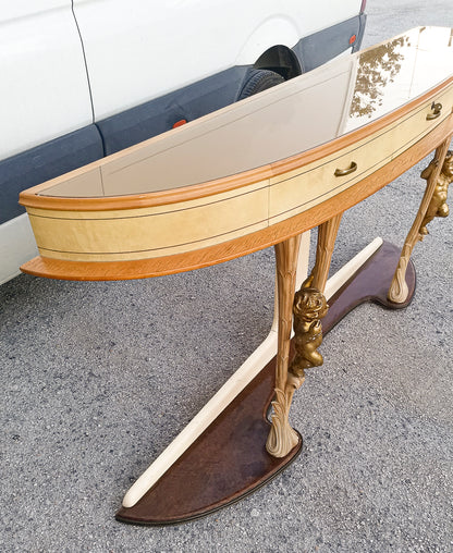 Consolle in pergamena e legno con  putti dorati e piano in vetro firmata Associazione Artigiani Canturini  Italia 1950