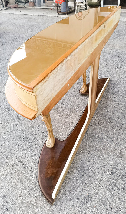Consolle in pergamena e legno con  putti dorati e piano in vetro firmata Associazione Artigiani Canturini  Italia 1950