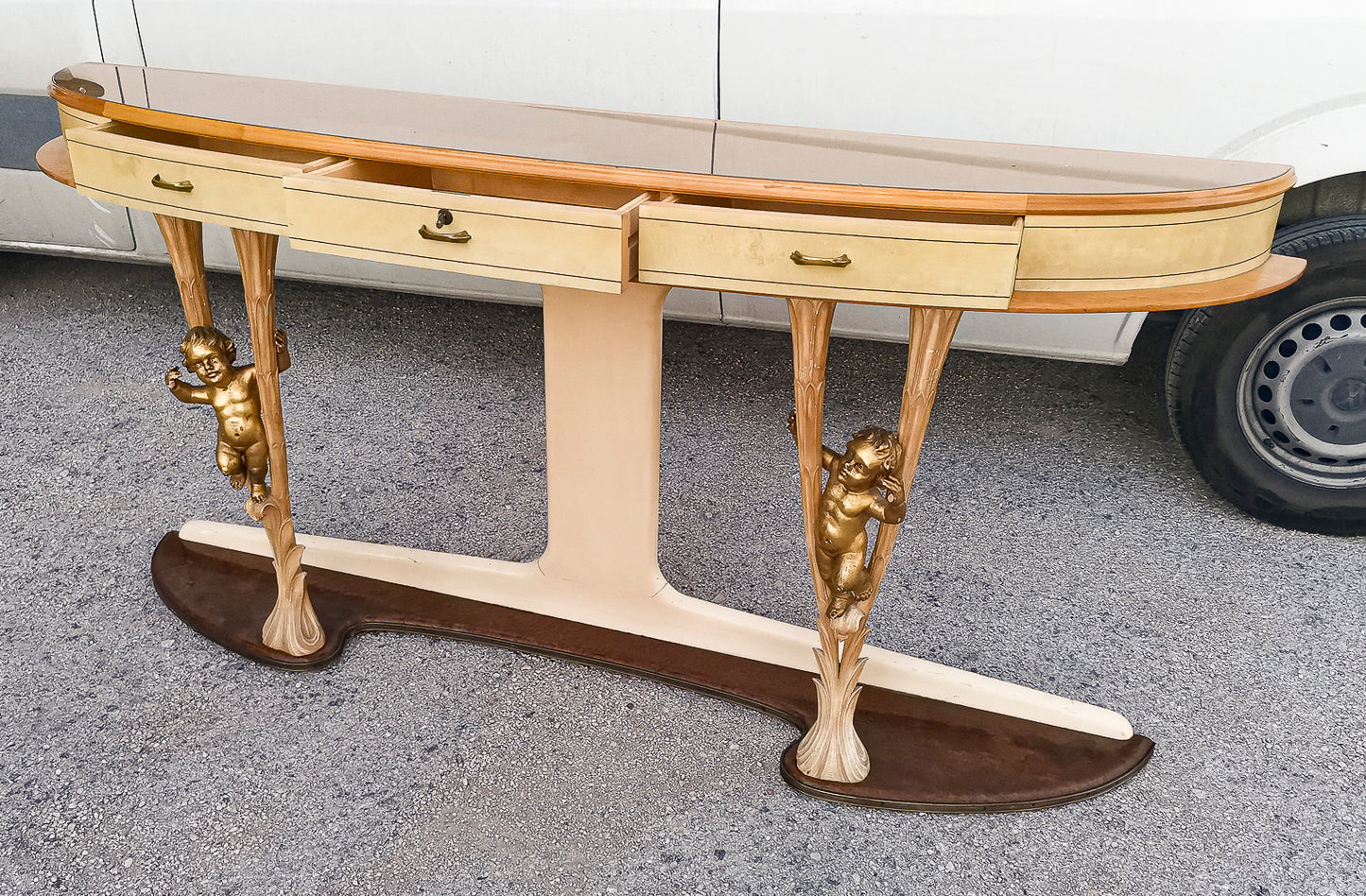 Consolle in pergamena e legno con  putti dorati e piano in vetro firmata Associazione Artigiani Canturini  Italia 1950