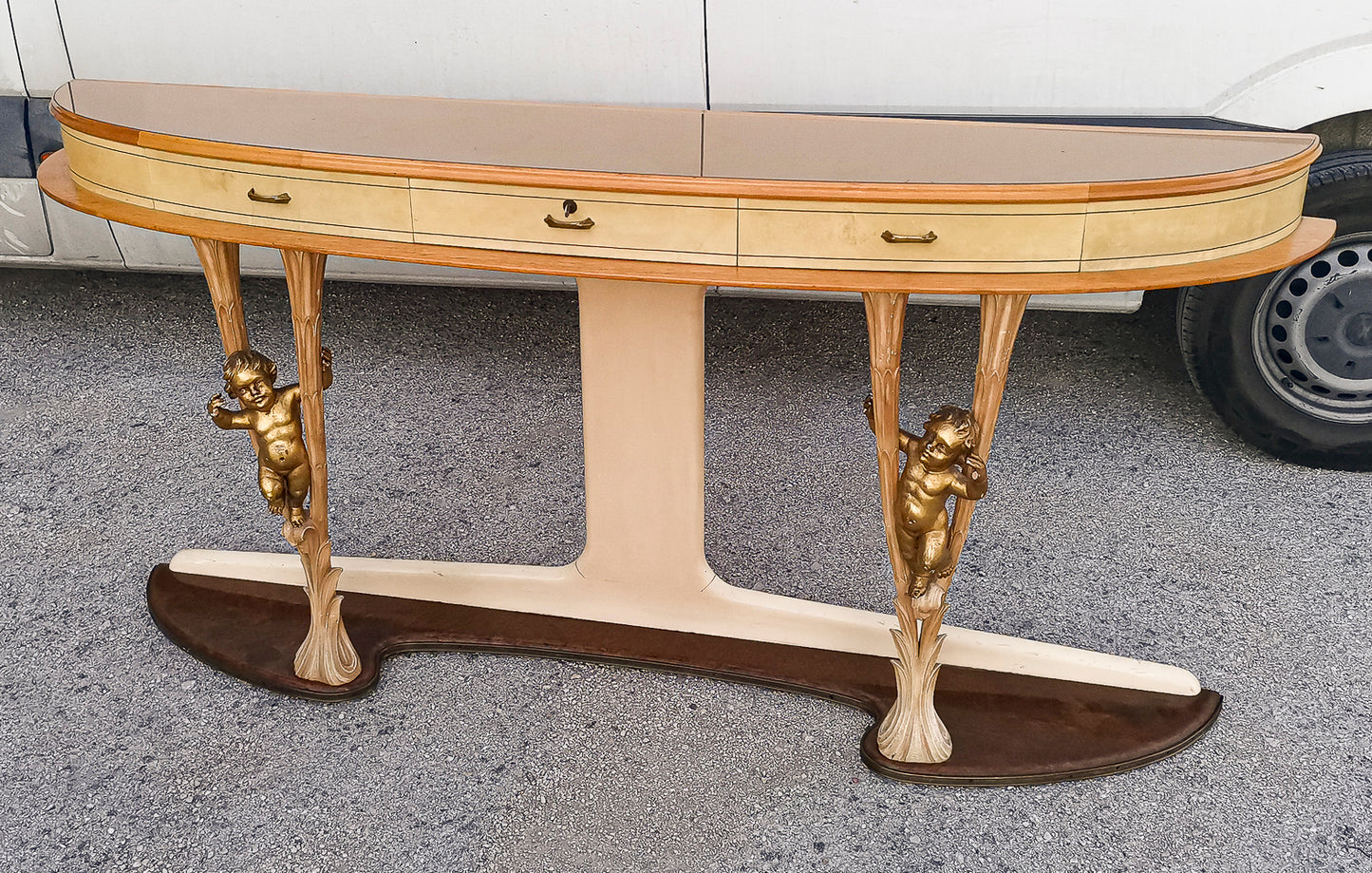 Consolle in pergamena e legno con  putti dorati e piano in vetro firmata Associazione Artigiani Canturini  Italia 1950