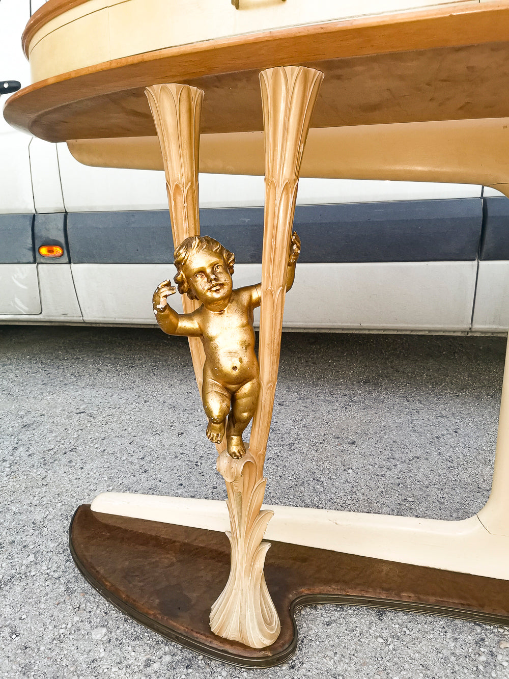 Consolle in pergamena e legno con  putti dorati e piano in vetro firmata Associazione Artigiani Canturini  Italia 1950