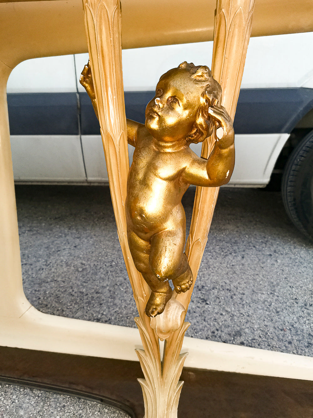 Consolle in pergamena e legno con  putti dorati e piano in vetro firmata Associazione Artigiani Canturini  Italia 1950