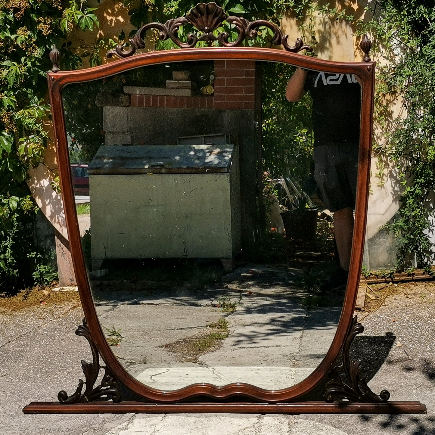 Specchio specchiera in legno mossa e  intagliata Italia  1950