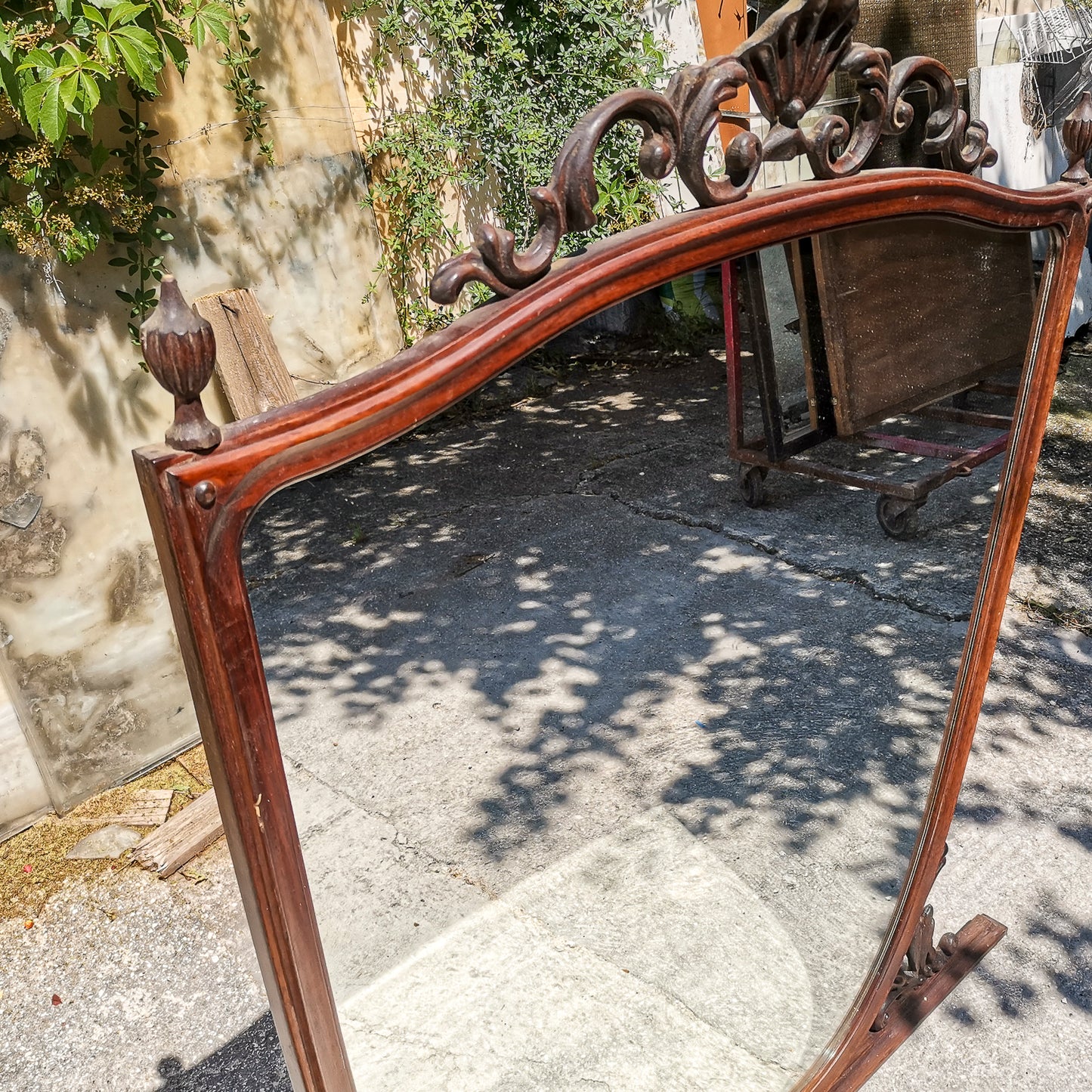 Specchio specchiera in legno mossa e  intagliata Italia  1950