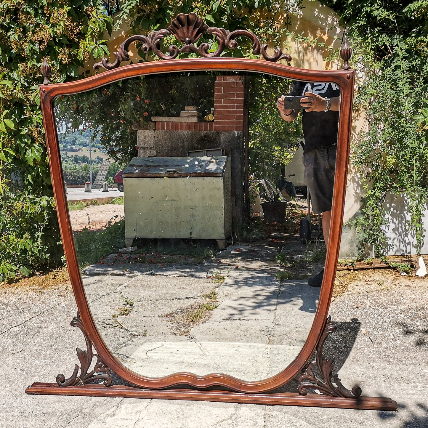 Specchio specchiera in legno mossa e  intagliata Italia  1950