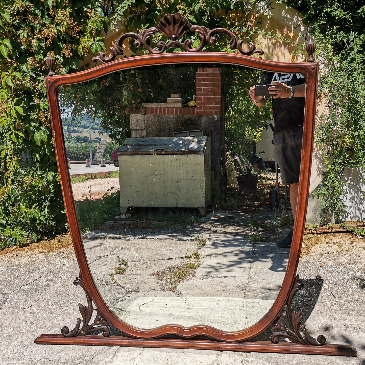 Specchio specchiera in legno mossa e  intagliata Italia  1950