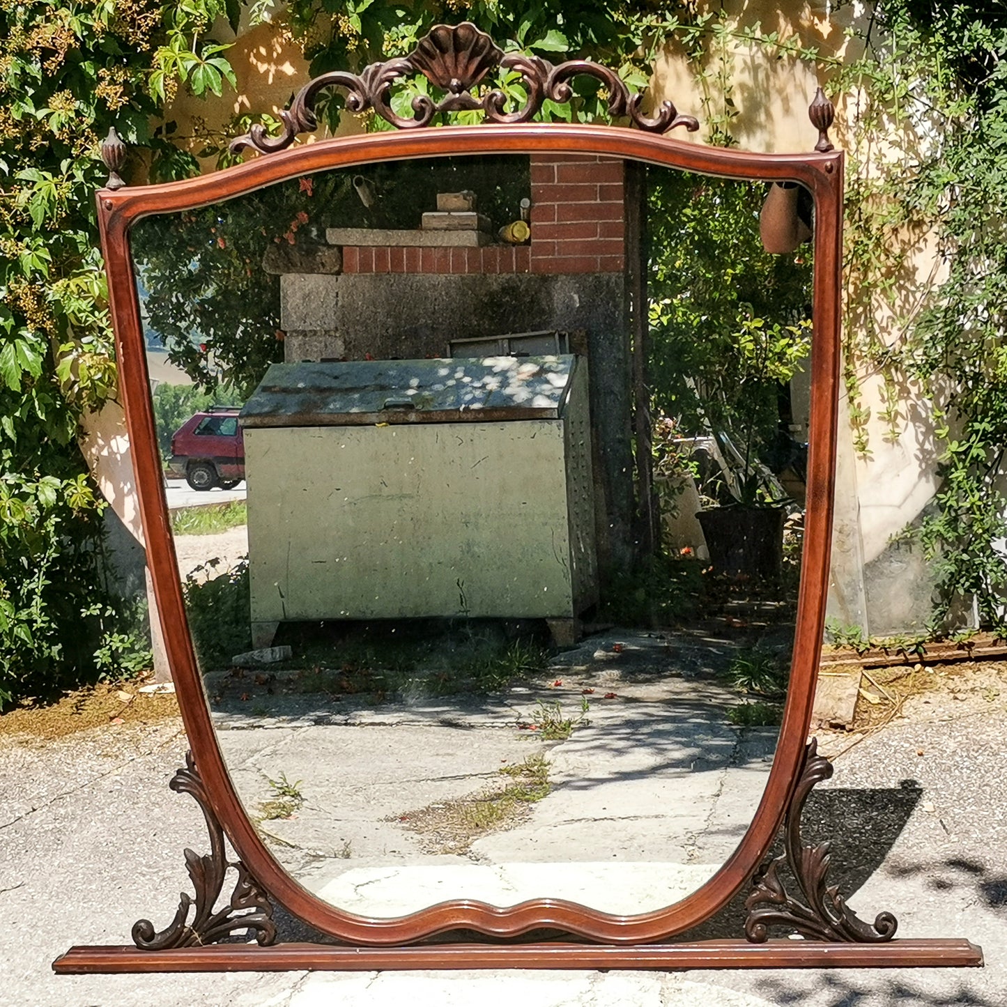 Specchio specchiera in legno mossa e  intagliata Italia  1950