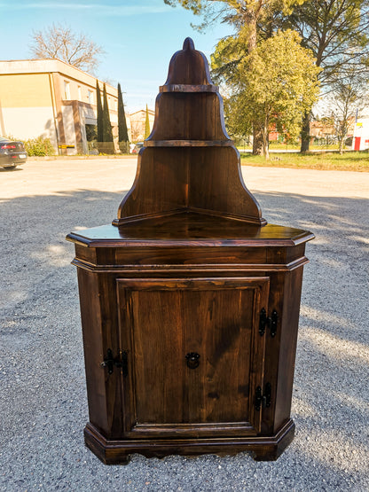 Angoliera  con un'anta e piattaia  realizzata in legno di abete massello Italia 1960