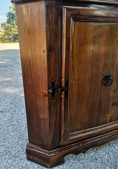 Angoliera  con un'anta e piattaia  realizzata in legno di abete massello Italia 1960