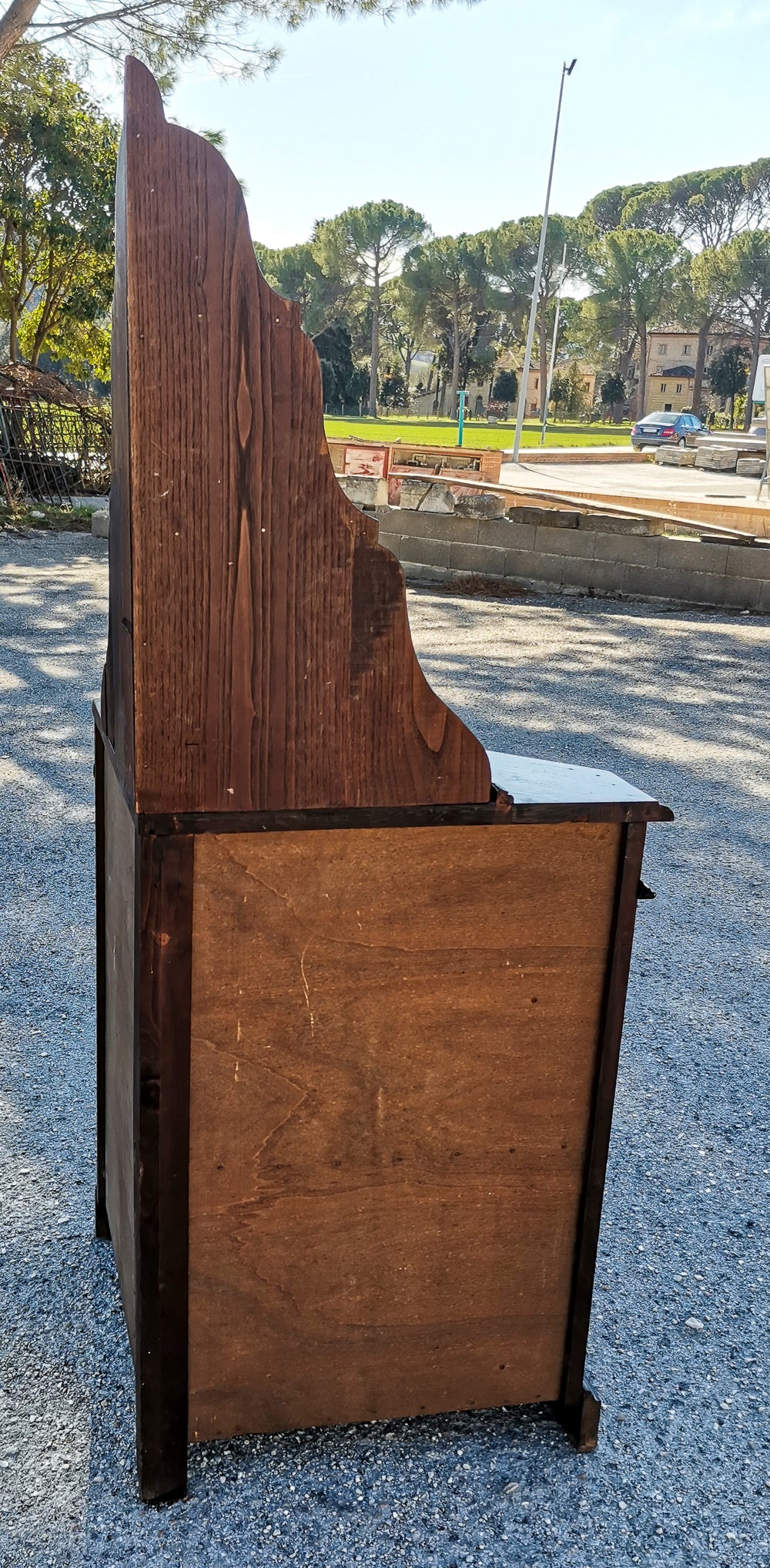 Angoliera  con un'anta e piattaia  realizzata in legno di abete massello Italia 1960