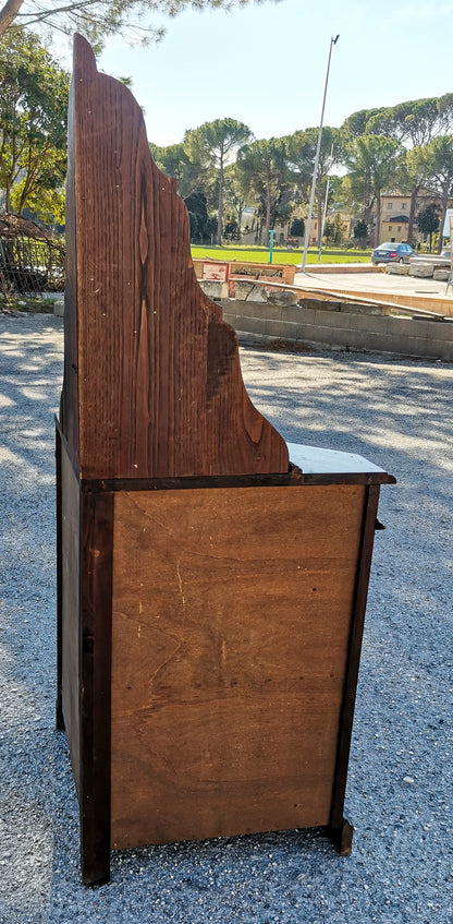 Angoliera  con un'anta e piattaia  realizzata in legno di abete massello Italia 1960