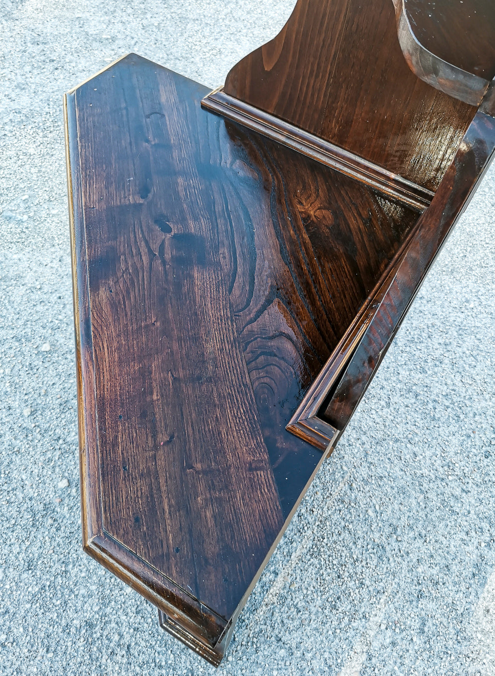 Angoliera  con un'anta e piattaia  realizzata in legno di abete massello Italia 1960