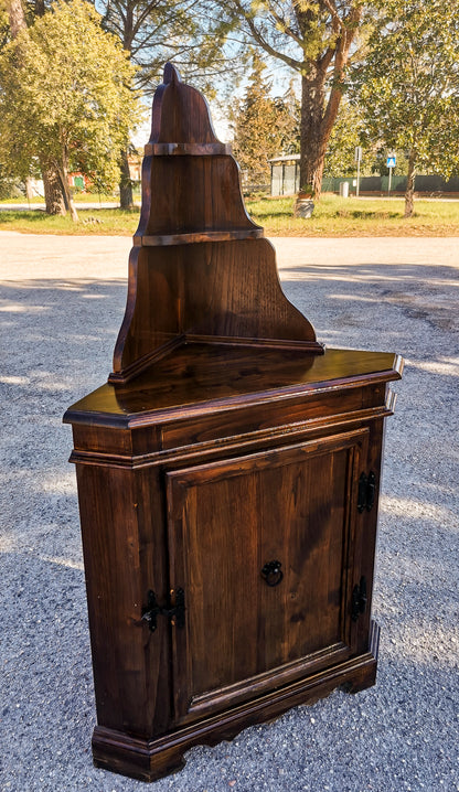 Angoliera  con un'anta e piattaia  realizzata in legno di abete massello Italia 1960