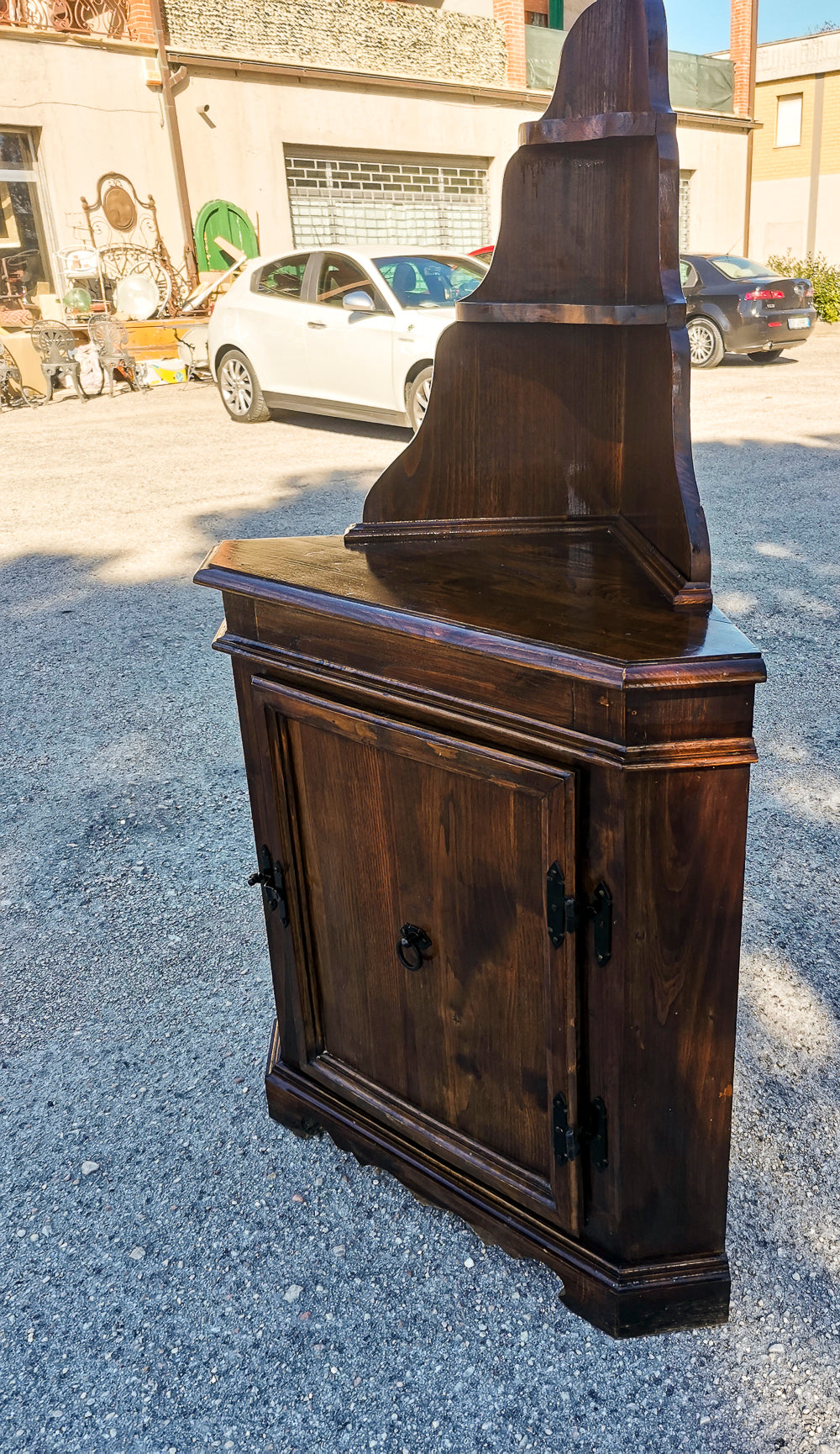 Angoliera  con un'anta e piattaia  realizzata in legno di abete massello Italia 1960