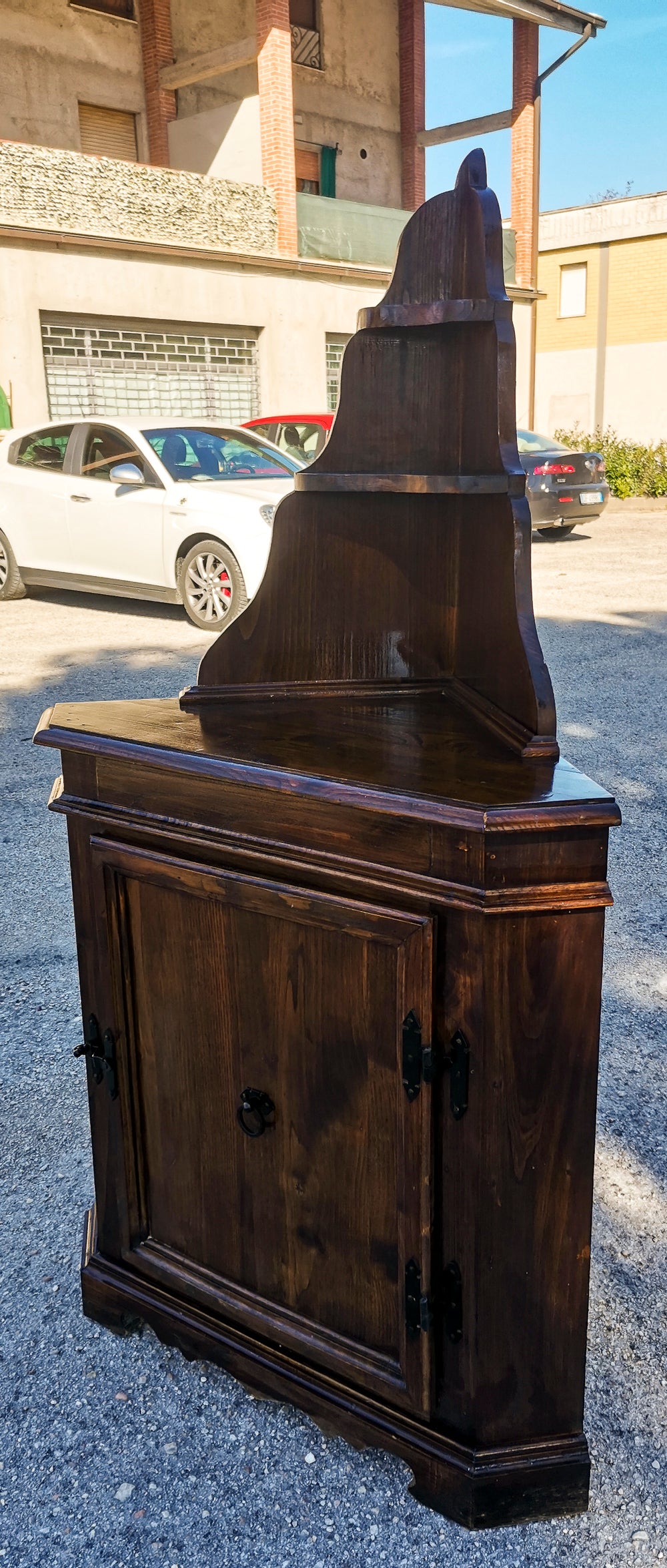 Angoliera  con un'anta e piattaia  realizzata in legno di abete massello Italia 1960
