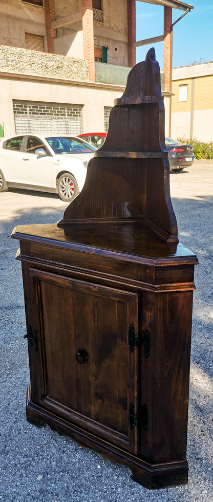 Angoliera  con un'anta e piattaia  realizzata in legno di abete massello Italia 1960