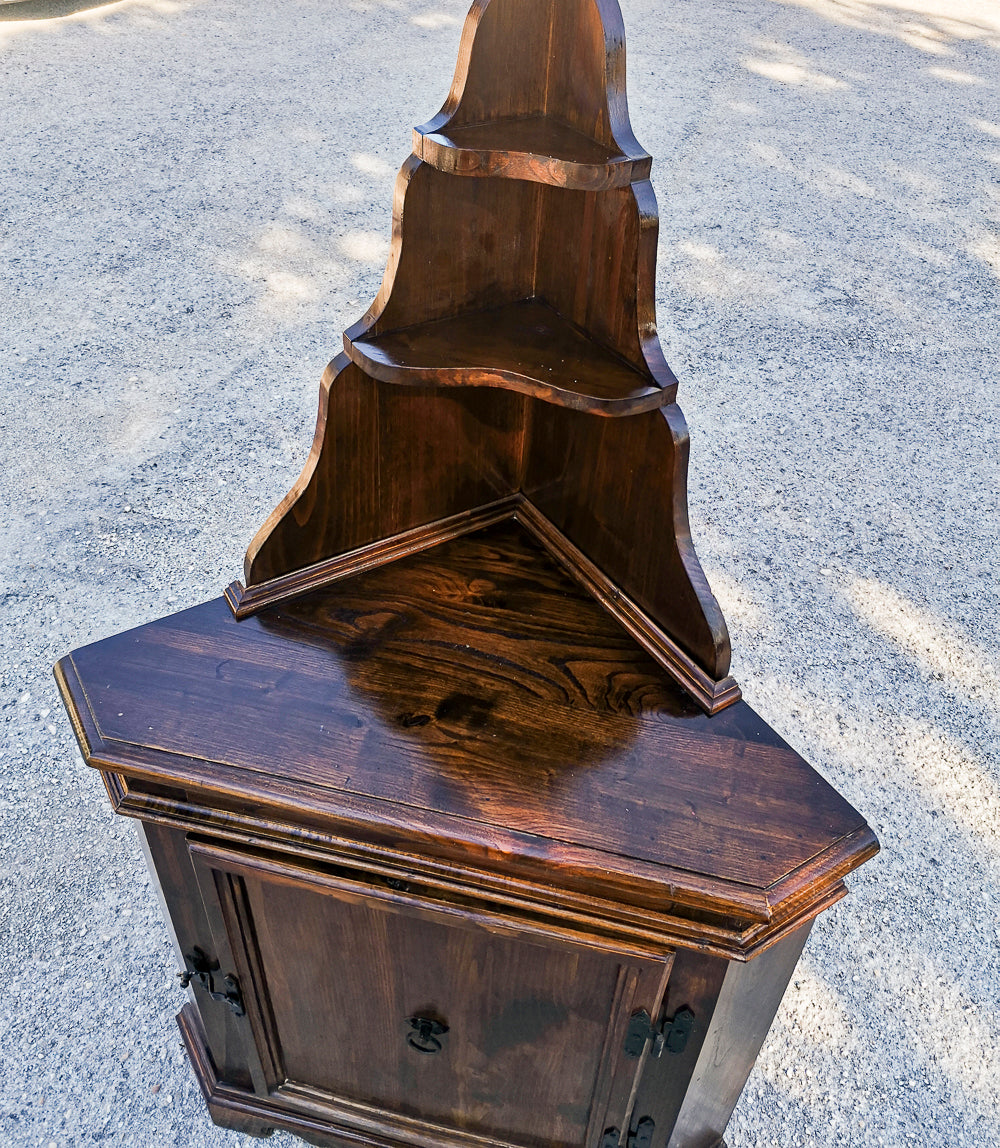 Angoliera  con un'anta e piattaia  realizzata in legno di abete massello Italia 1960