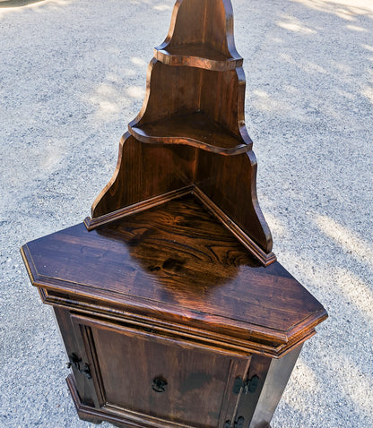 Angoliera  con un'anta e piattaia  realizzata in legno di abete massello Italia 1960