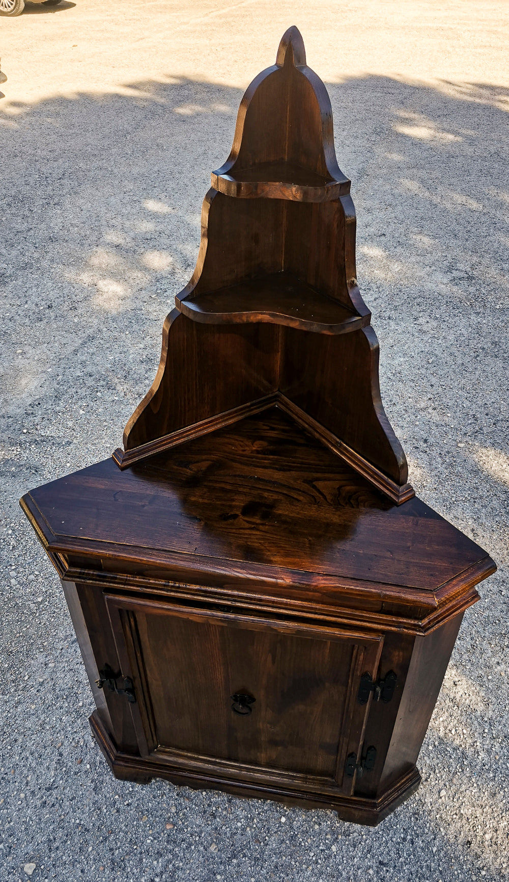Angoliera  con un'anta e piattaia  realizzata in legno di abete massello Italia 1960