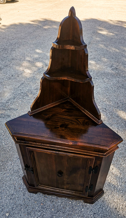 Angoliera  con un'anta e piattaia  realizzata in legno di abete massello Italia 1960