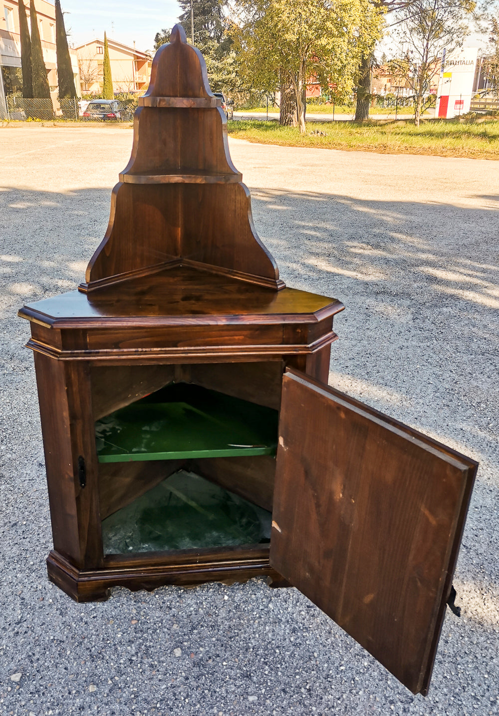 Angoliera  con un'anta e piattaia  realizzata in legno di abete massello Italia 1960