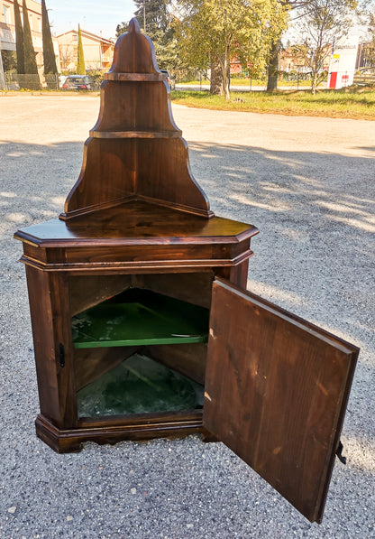 Angoliera  con un'anta e piattaia  realizzata in legno di abete massello Italia 1960