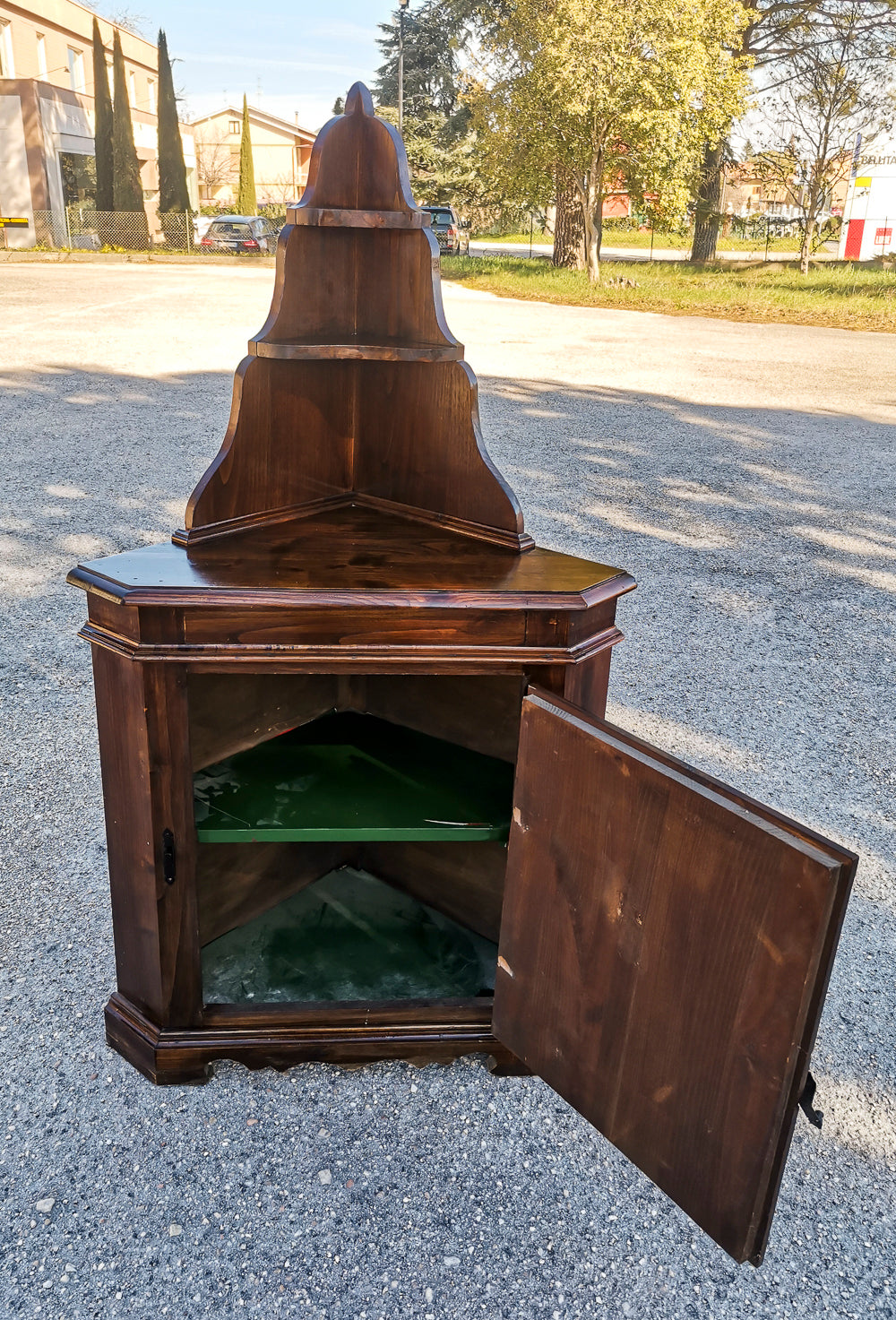 Angoliera  con un'anta e piattaia  realizzata in legno di abete massello Italia 1960