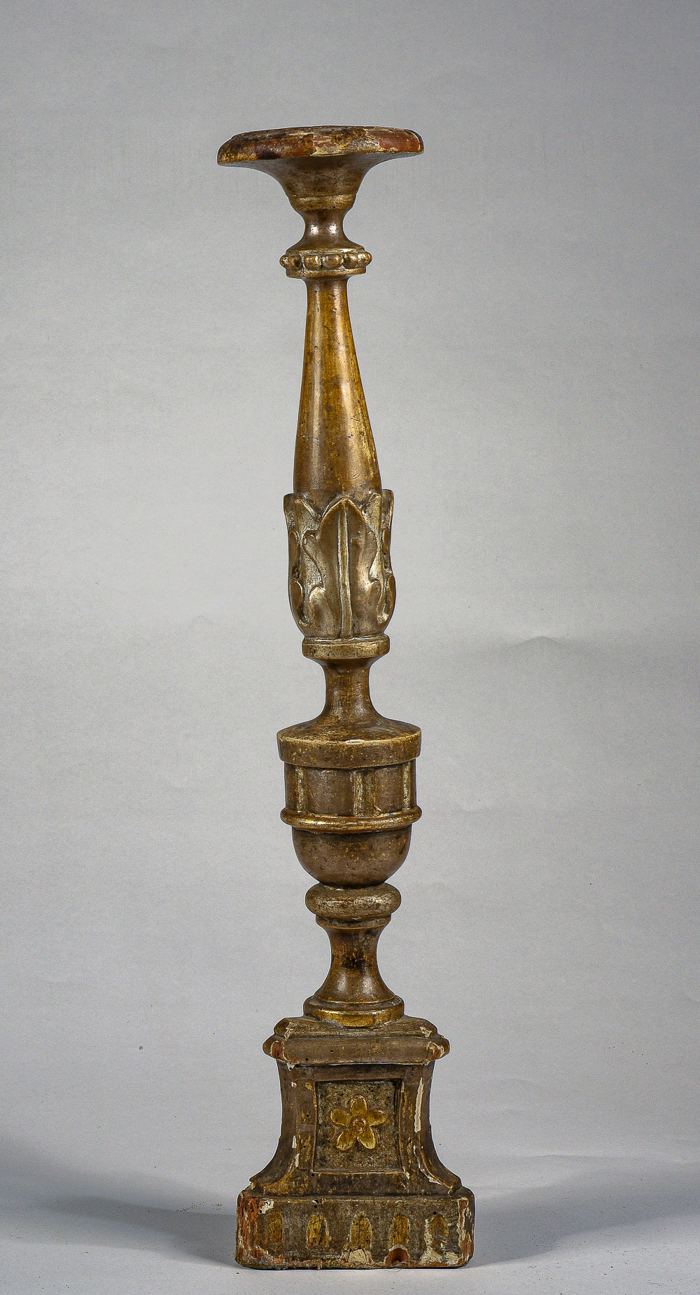 Candeliere in legno laccato oro e argento in pastiglia e bolo Italia epoca fine 1700