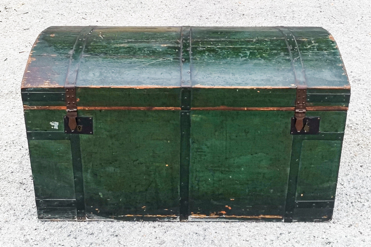 Baule da viaggio  in legno verniciato verde  con dorso a schiena d'asino  Italia epoca primo 900