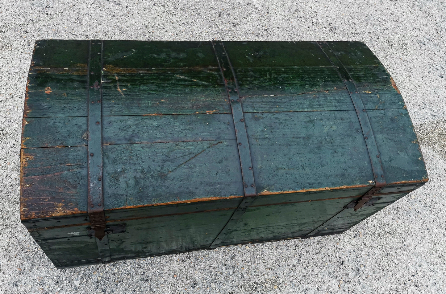 Baule da viaggio  in legno verniciato verde  con dorso a schiena d'asino  Italia epoca primo 900