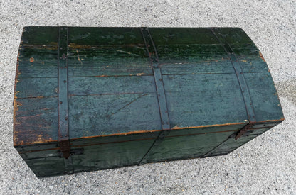 Baule da viaggio  in legno verniciato verde  con dorso a schiena d'asino  Italia epoca primo 900
