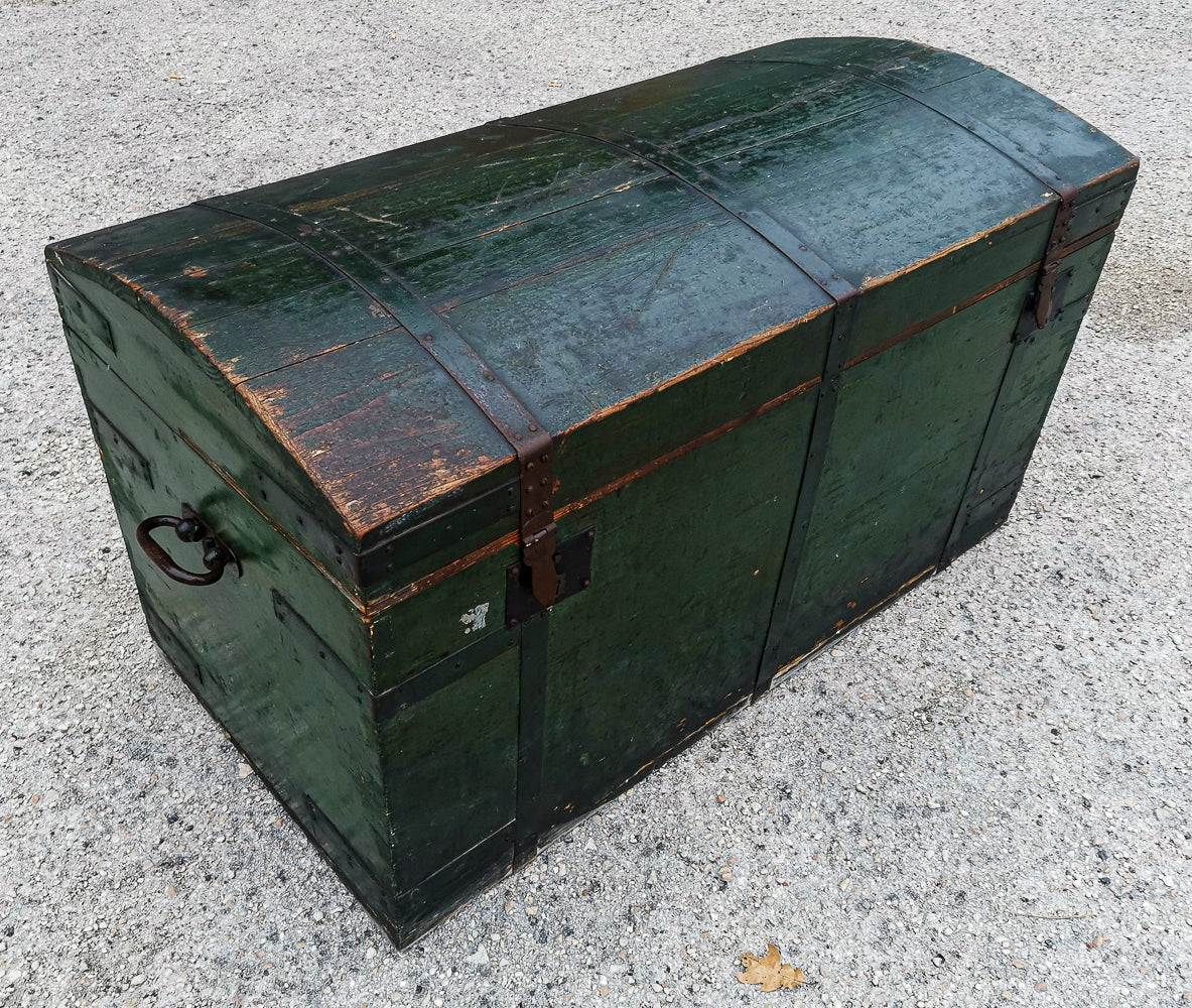Baule da viaggio  in legno verniciato verde  con dorso a schiena d'asino  Italia epoca primo 900