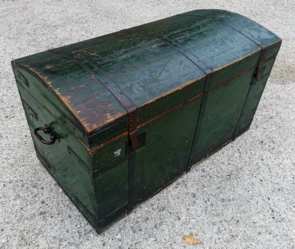 Baule da viaggio  in legno verniciato verde  con dorso a schiena d'asino  Italia epoca primo 900