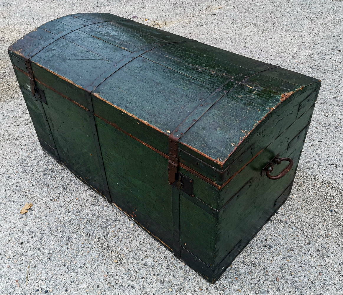 Baule da viaggio  in legno verniciato verde  con dorso a schiena d'asino  Italia epoca primo 900