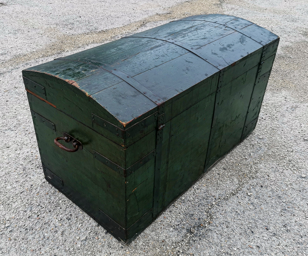 Baule da viaggio  in legno verniciato verde  con dorso a schiena d'asino  Italia epoca primo 900