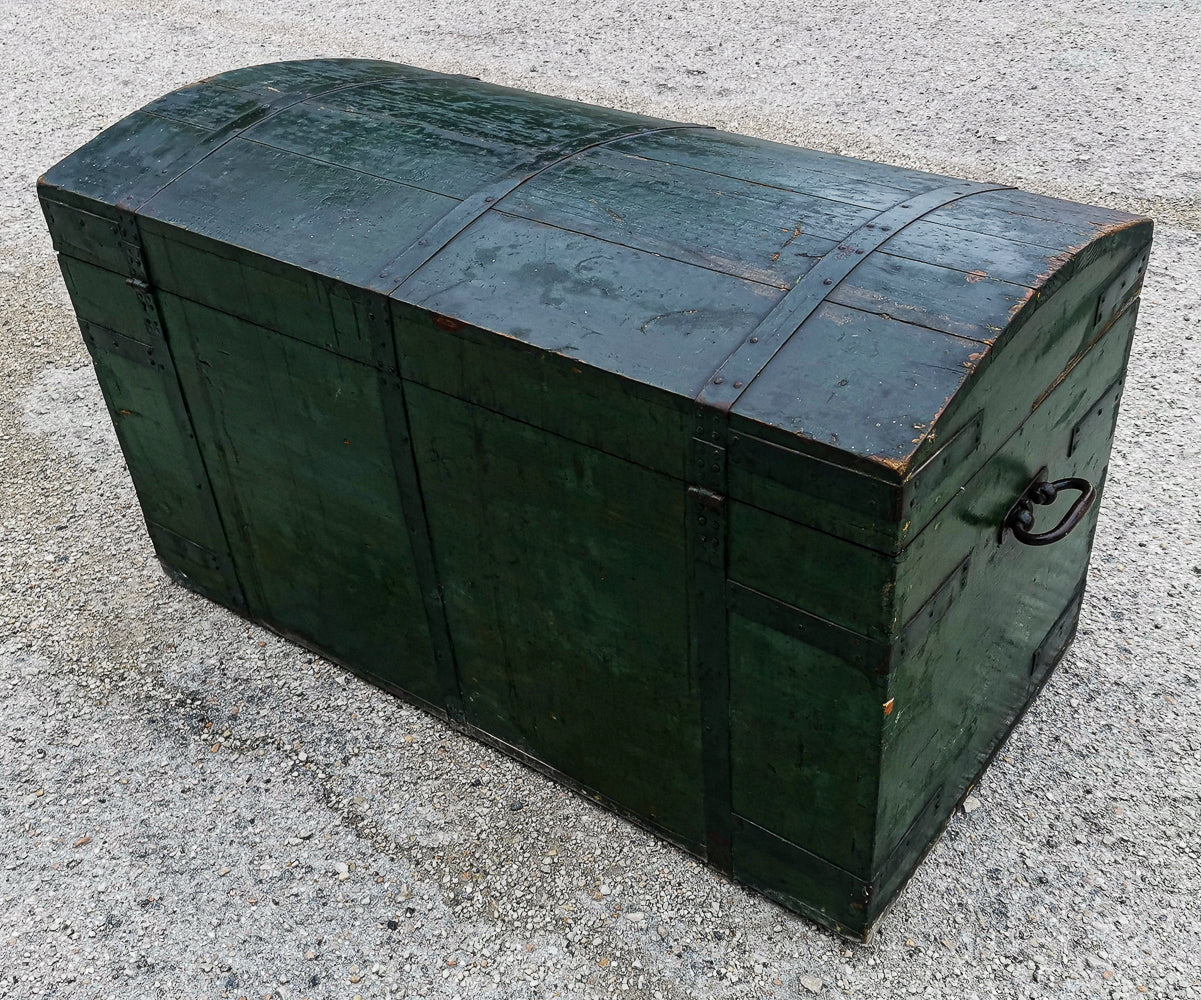 Baule da viaggio  in legno verniciato verde  con dorso a schiena d'asino  Italia epoca primo 900