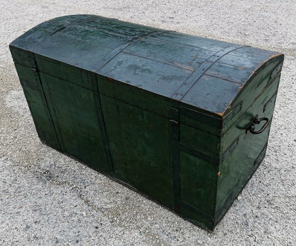 Baule da viaggio  in legno verniciato verde  con dorso a schiena d'asino  Italia epoca primo 900