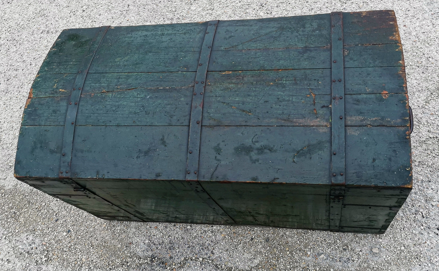 Baule da viaggio  in legno verniciato verde  con dorso a schiena d'asino  Italia epoca primo 900