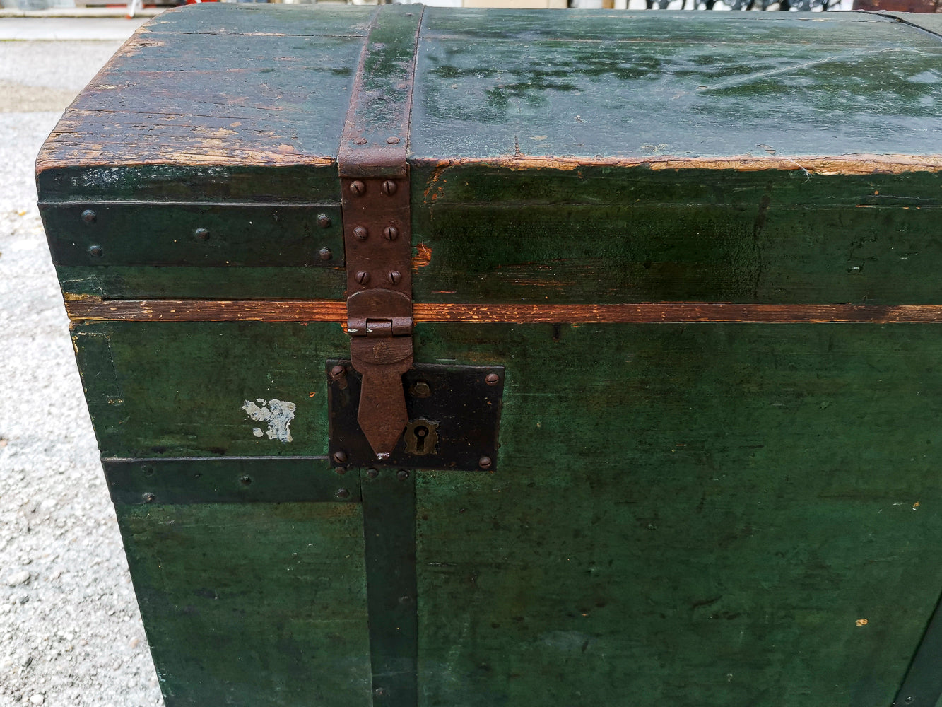 Baule da viaggio  in legno verniciato verde  con dorso a schiena d'asino  Italia epoca primo 900