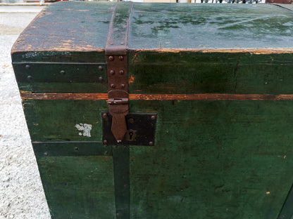 Baule da viaggio  in legno verniciato verde  con dorso a schiena d'asino  Italia epoca primo 900
