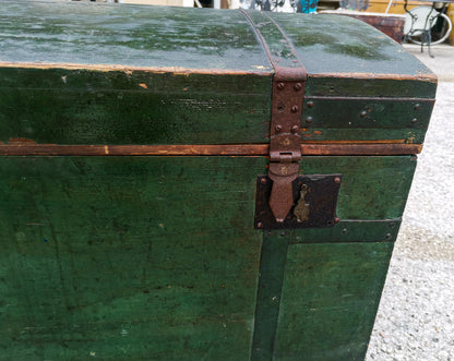 Baule da viaggio  in legno verniciato verde  con dorso a schiena d'asino  Italia epoca primo 900