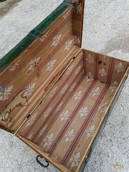 Baule da viaggio  in legno verniciato verde  con dorso a schiena d'asino  Italia epoca primo 900