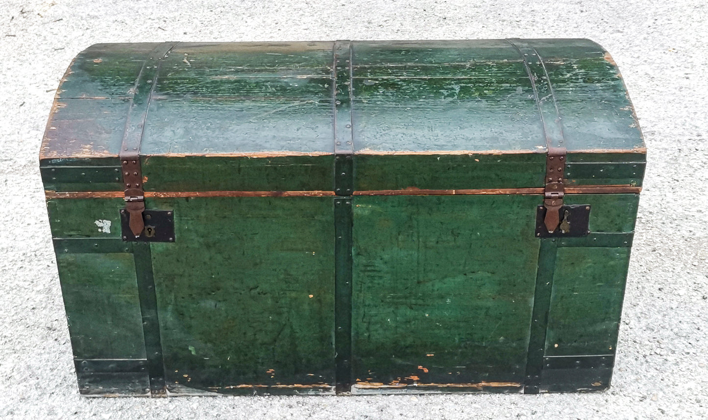 Baule da viaggio  in legno verniciato verde  con dorso a schiena d'asino  Italia epoca primo 900