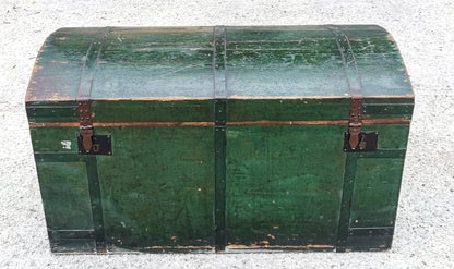 Baule da viaggio  in legno verniciato verde  con dorso a schiena d'asino  Italia epoca primo 900