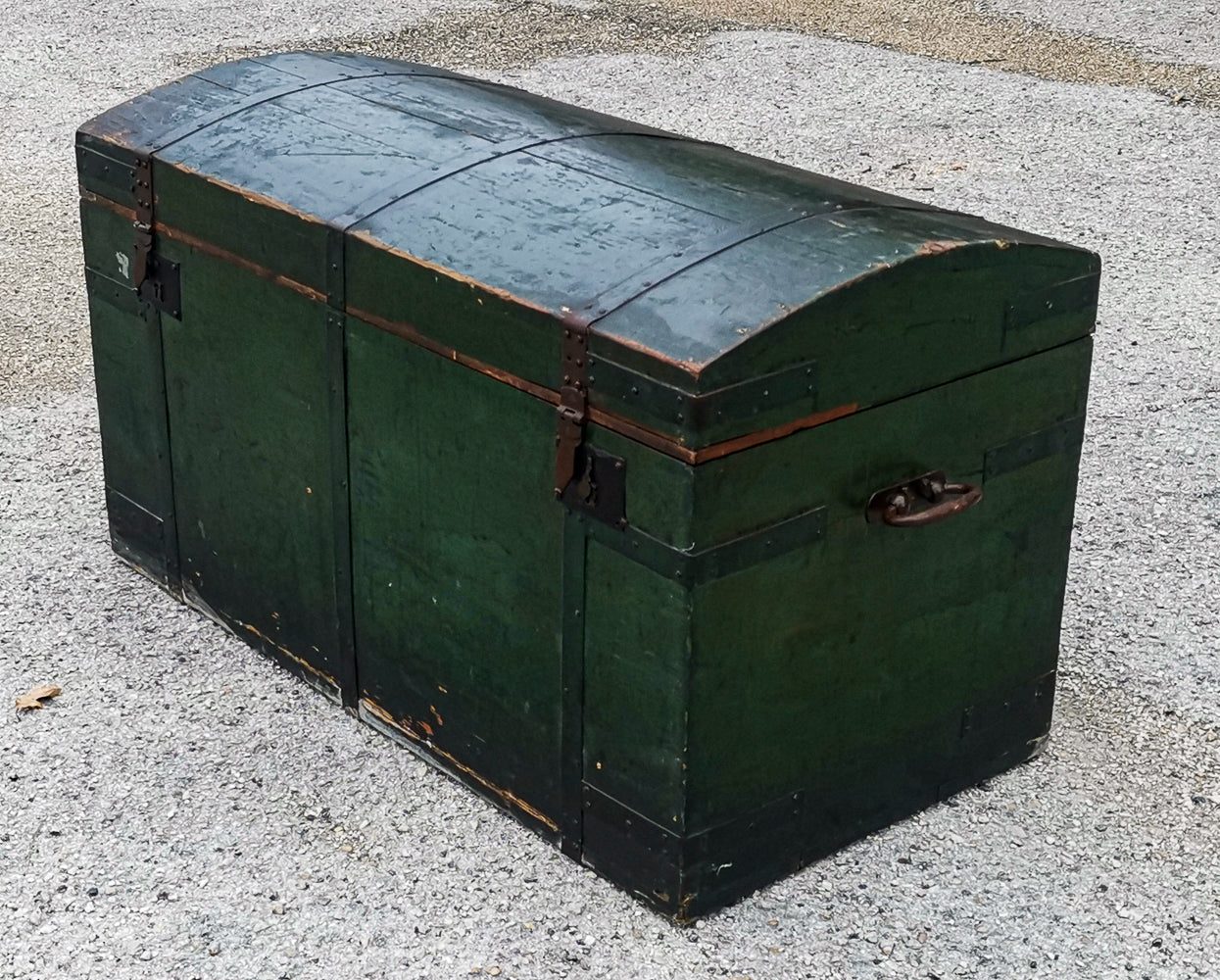 Baule da viaggio  in legno verniciato verde  con dorso a schiena d'asino  Italia epoca primo 900