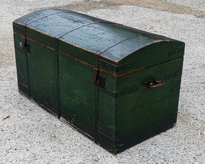Baule da viaggio  in legno verniciato verde  con dorso a schiena d'asino  Italia epoca primo 900