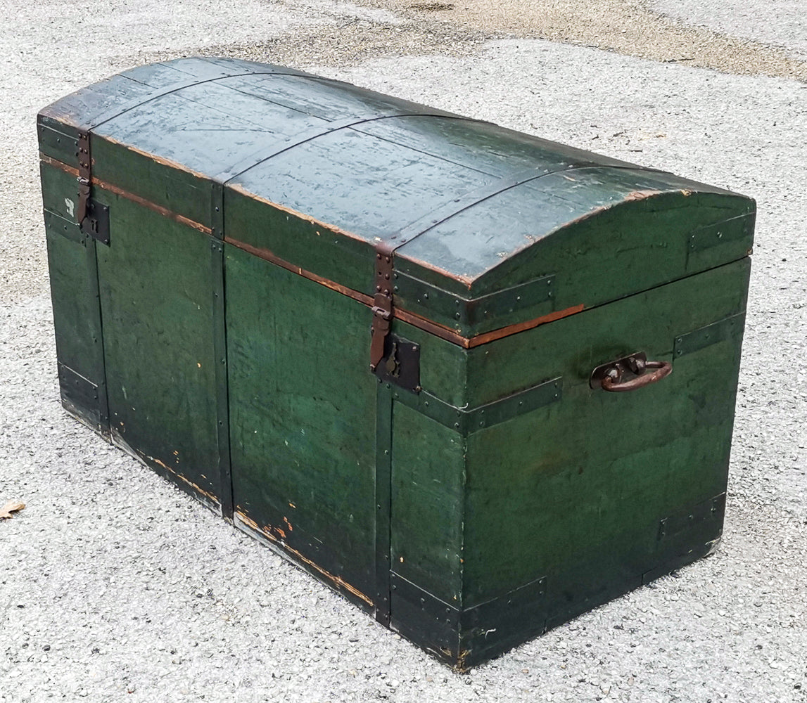 Baule da viaggio  in legno verniciato verde  con dorso a schiena d'asino  Italia epoca primo 900