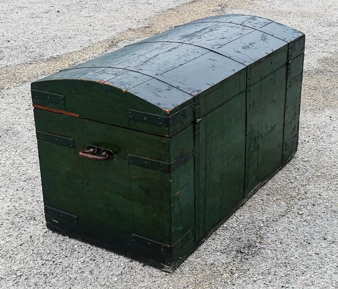 Baule da viaggio  in legno verniciato verde  con dorso a schiena d'asino  Italia epoca primo 900